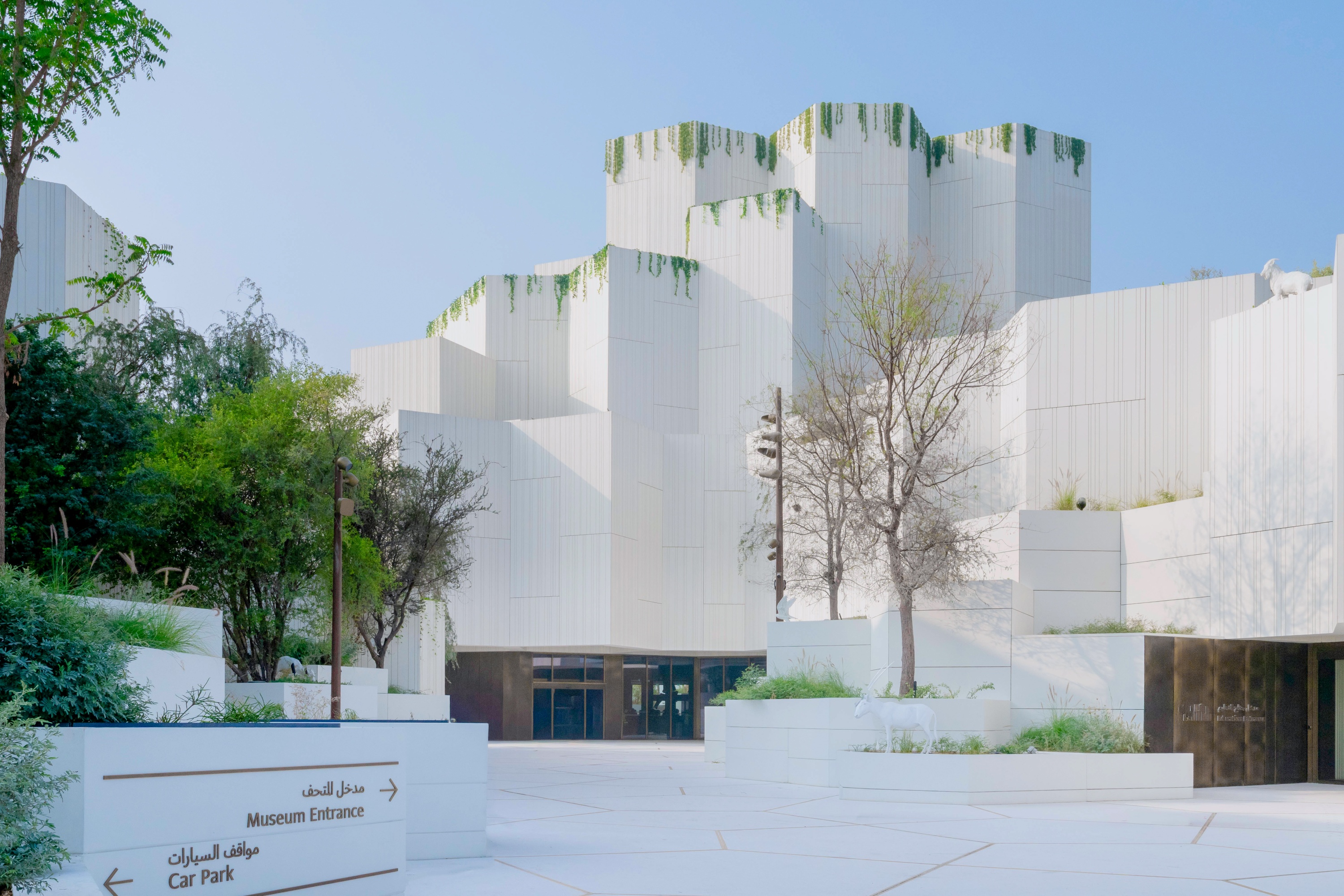 阿布達比自然歷史博物館 (Natural History Museum Abu Dhabi) 擁有充滿活力的入口廣場,兩旁環繞著當地樹木和大膽的建築設計,誠摯邀請所有訪客一同探索「大自然最偉大的故事」。 阿布達比自然歷史博物館 (Natural History Museum Abu Dhabi) 擁有充滿活力的入口廣場,兩旁環繞著當地樹木和大膽的建築設計,誠摯邀請所有訪客一同探索「大自然最偉大的故事」。