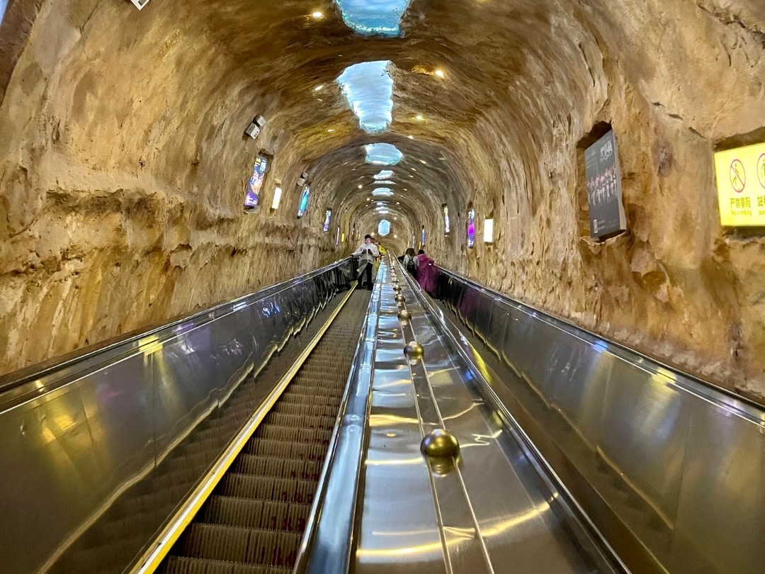 天門山穿山扶梯全程在絕壁山體之中，超長連貫、平穩舒適，一路直達天門洞頂，輕鬆登天無需費力，是震撼又便捷的奇觀體驗。