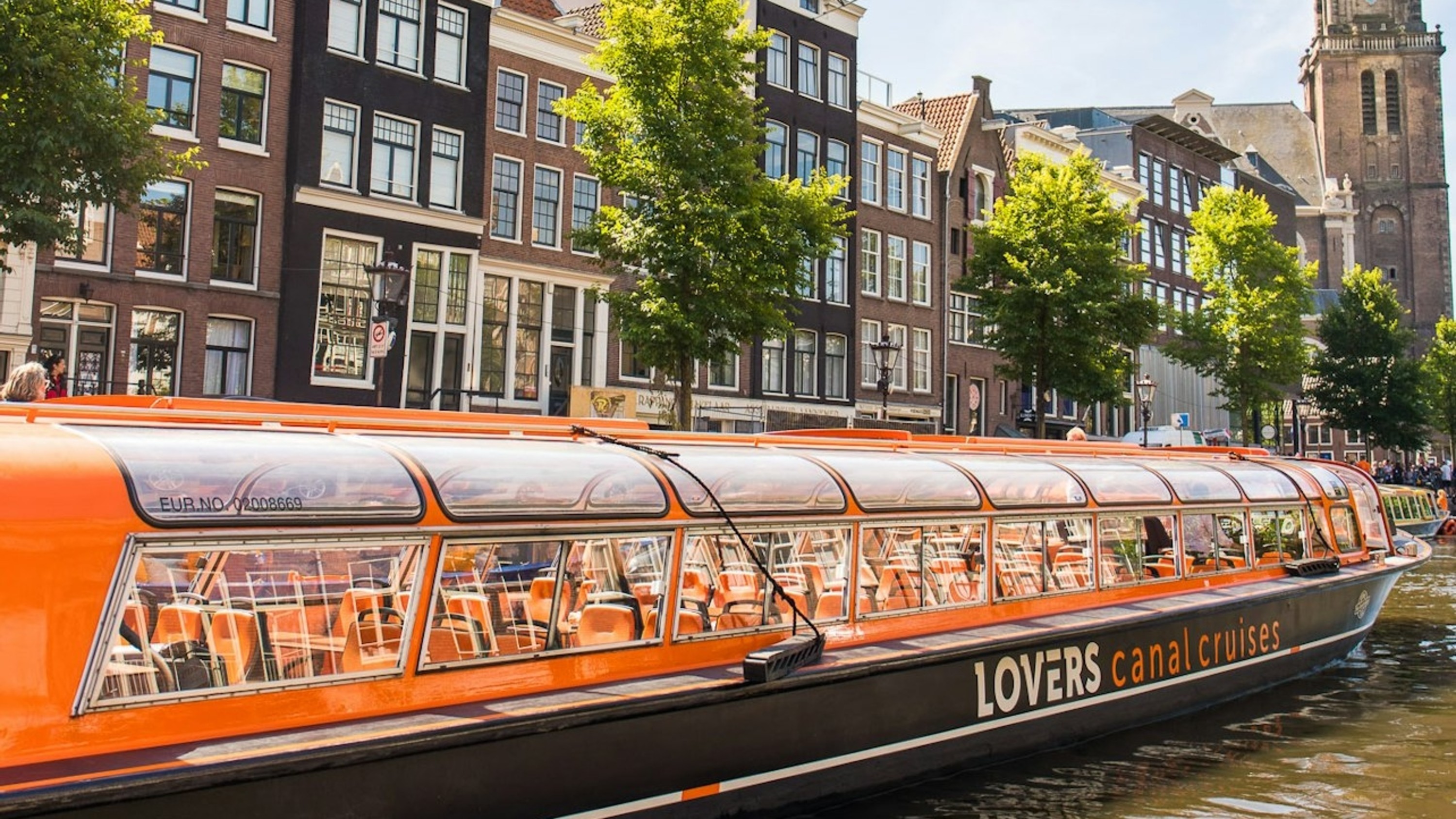 Canal cruise experience with pizza and drinks in Amsterdam 