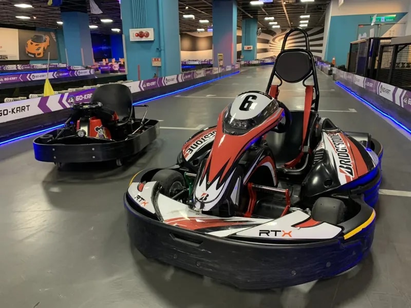 高科技電能卡丁車，室內不受天氣影響，隨時競速奔馳！