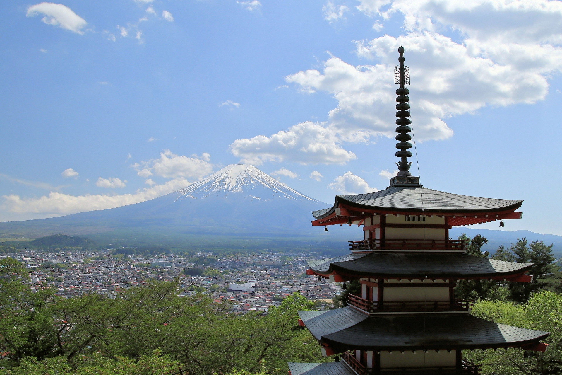 高級版富士山河口湖絕景一日遊！坐豪華巴士巡遊多個拍攝點，從不同角度欣賞令人震撼的富士山美景！包含神戶牛涮涮鍋（品川/新宿出發）
