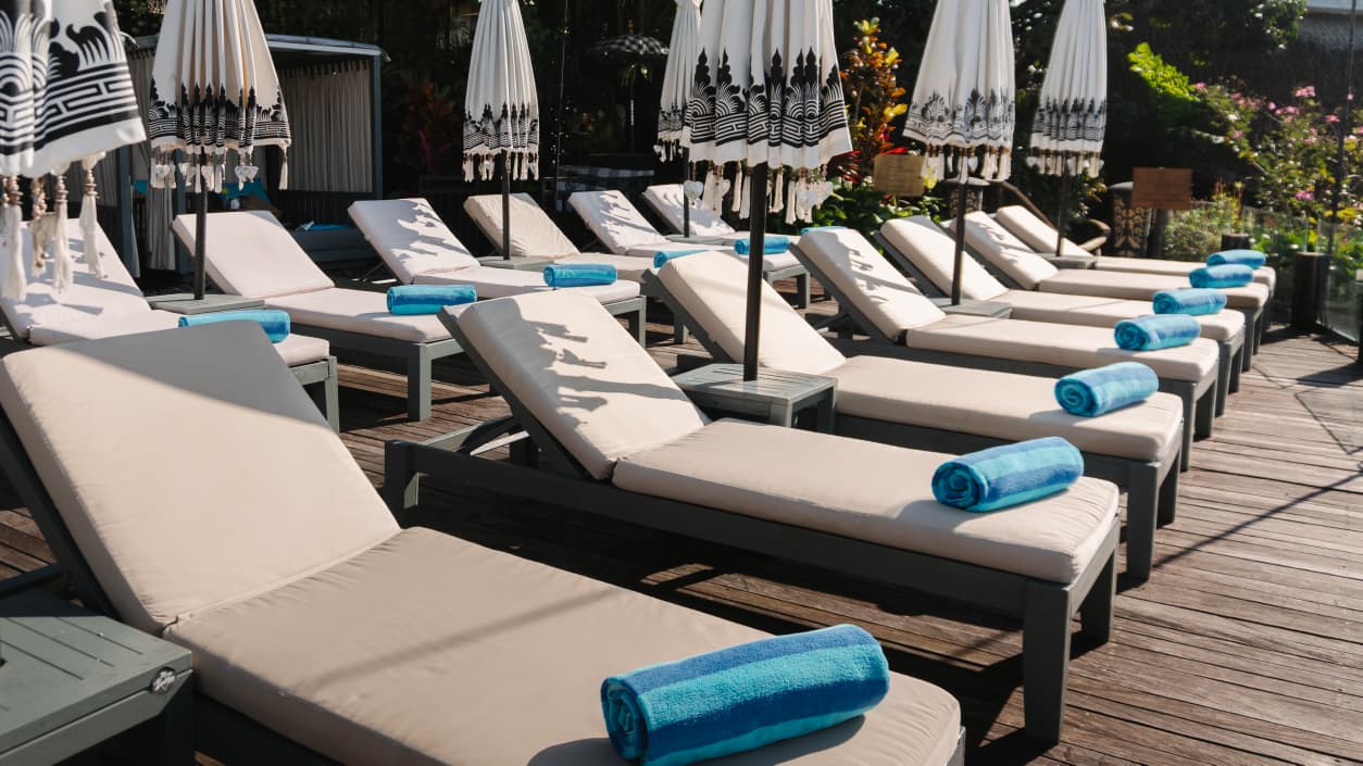 在烏布（Ubud）的Wanna Jungle Pool & Bar，躺在日光浴床上，盡享峇裡島（Bali）的夏日時光