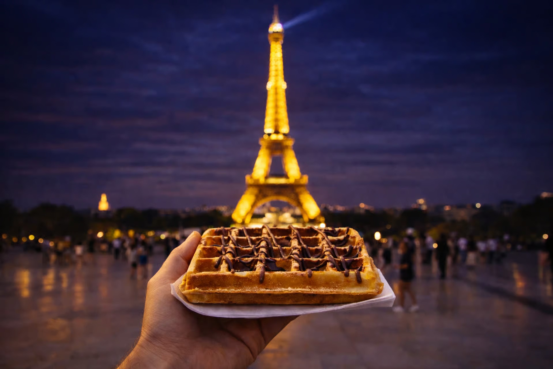 夜幕降臨後,乘坐塞納河遊船探索巴黎,最後品嚐美味的華夫餅。 夜幕降臨後,乘坐塞納河遊船探索巴黎,最後品嚐美味的華夫餅。