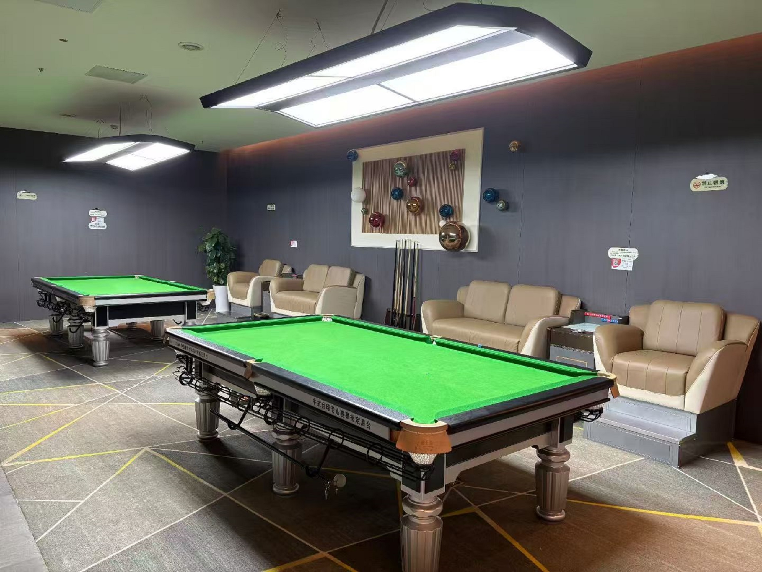 檯球室裡擺放著兩張綠色檯面的檯球桌,燈光充足,是好友相聚切磋球技的好去處 檯球室裡擺放著兩張綠色檯面的檯球桌,燈光充足,是好友相聚切磋球技的好去處