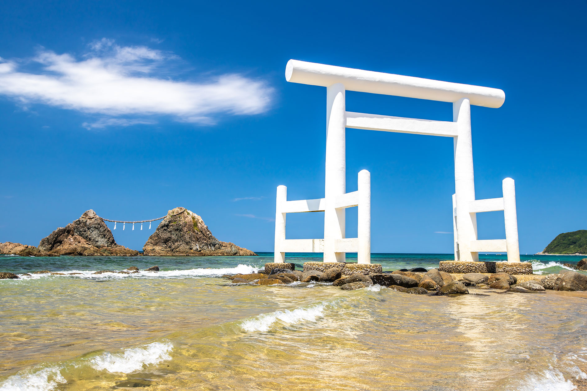 糸島最具代表性的海景地標,潔白鳥居與海中並立的夫婦岩形成絕美畫面,被視為祈求姻緣與幸福的能量景點。面向藍天碧海拍照,怎麼拍都像明信片般夢幻。 糸島最具代表性的海景地標,潔白鳥居與海中並立的夫婦岩形成絕美畫面,被視為祈求姻緣與幸福的能量景點。面向藍天碧海拍照,怎麼拍都像明信片般夢幻。