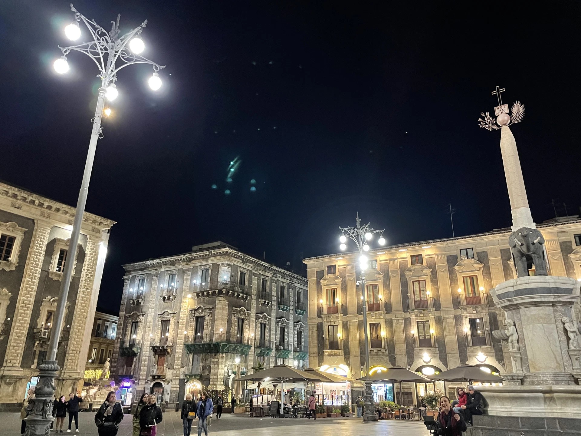 在卡塔尼亞的「大教堂廣場 (Piazza del Duomo)」體驗充滿活力的夜生活，沉浸在標誌性「大象噴泉 (Elephant Fountain)」的璀璨燈光中。