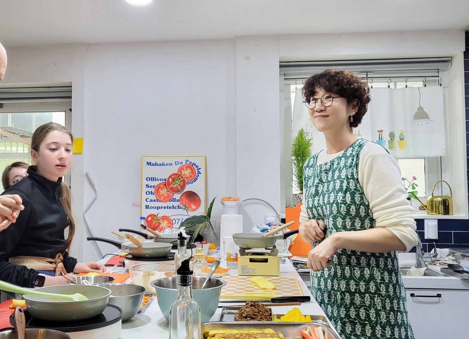 在慶州廚房，客人們在友好的指導下學習韓國料理，享受溫馨的動手烹飪時光。