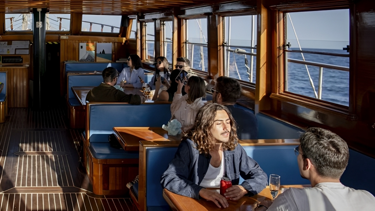 Eco Schooner cruise experience with music in Barcelona
