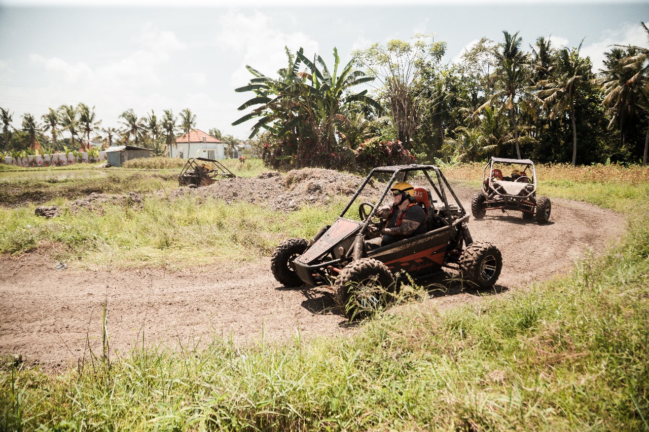 在塵土飛揚的小徑上，欣賞熱帶風光，享受無窮樂趣