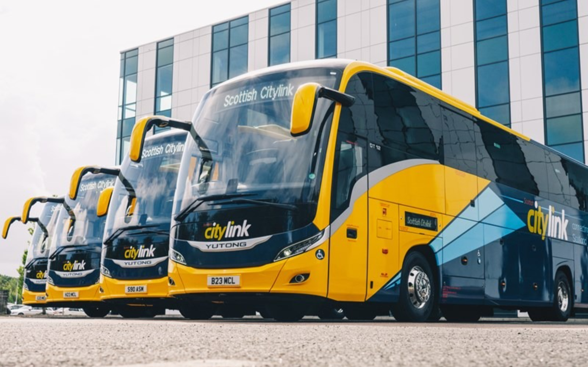 搭乘舒適的巴士,輕鬆往返機場與愛丁堡市中心。 搭乘舒適的巴士,輕鬆往返機場與愛丁堡市中心。