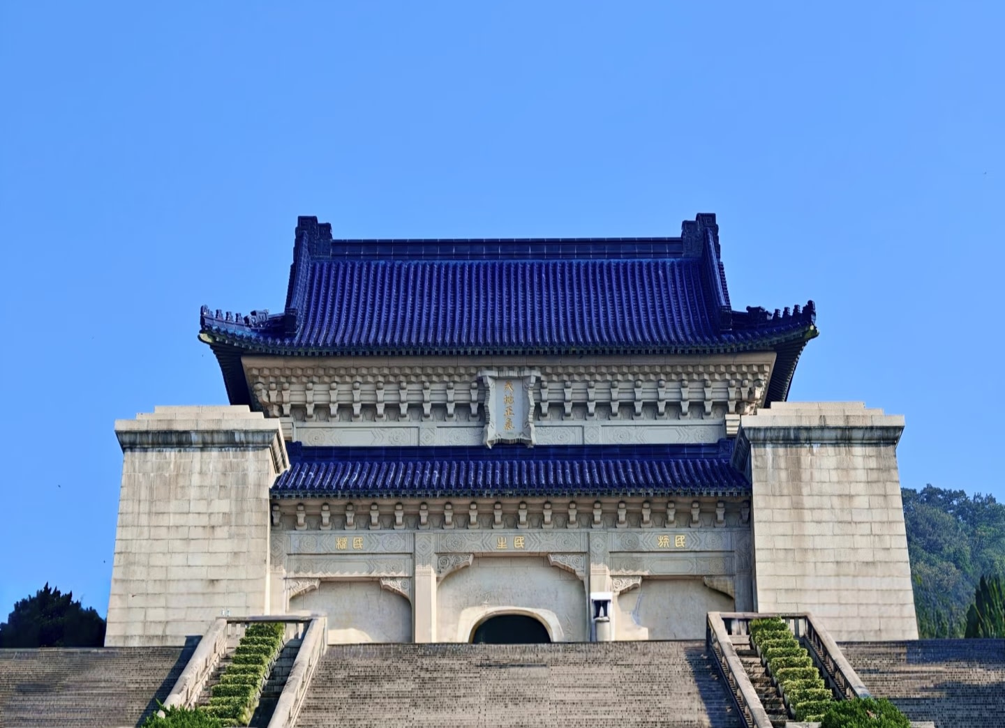 中山陵祭堂在澄澈藍天的映襯下更顯巍峨,重簷藍瓦覆頂,斗拱與石雕紋飾精巧繁複 中山陵祭堂在澄澈藍天的映襯下更顯巍峨,重簷藍瓦覆頂,斗拱與石雕紋飾精巧繁複