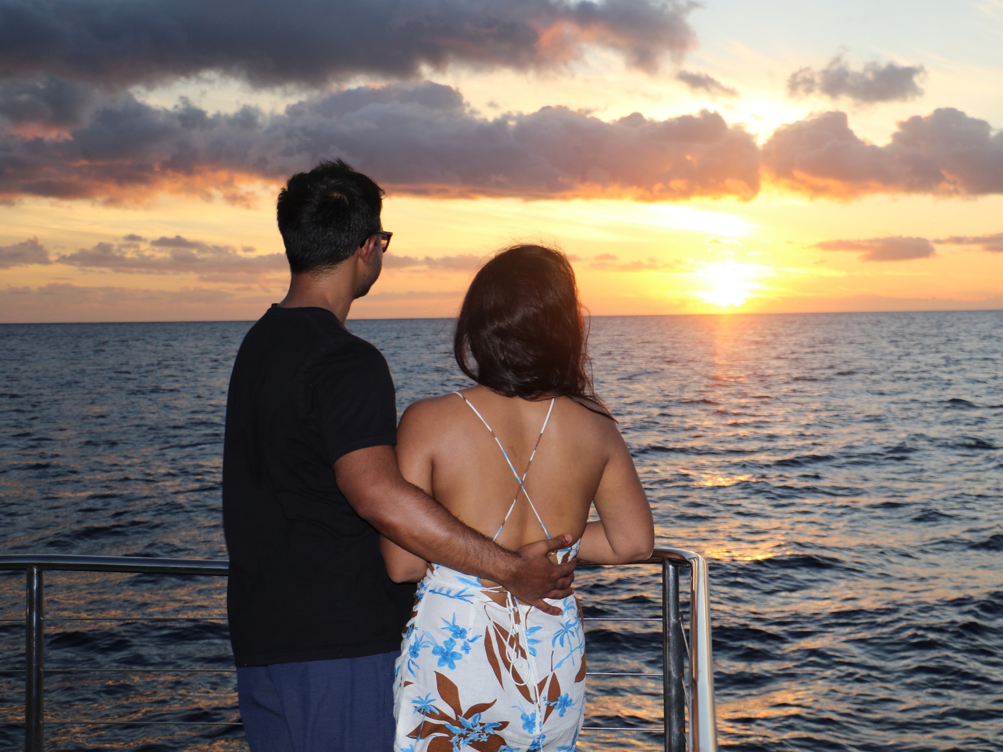 與海洋喜悅郵輪 (Ocean Joy Cruises) 一起，在海上分享甜蜜浪漫的日落時光