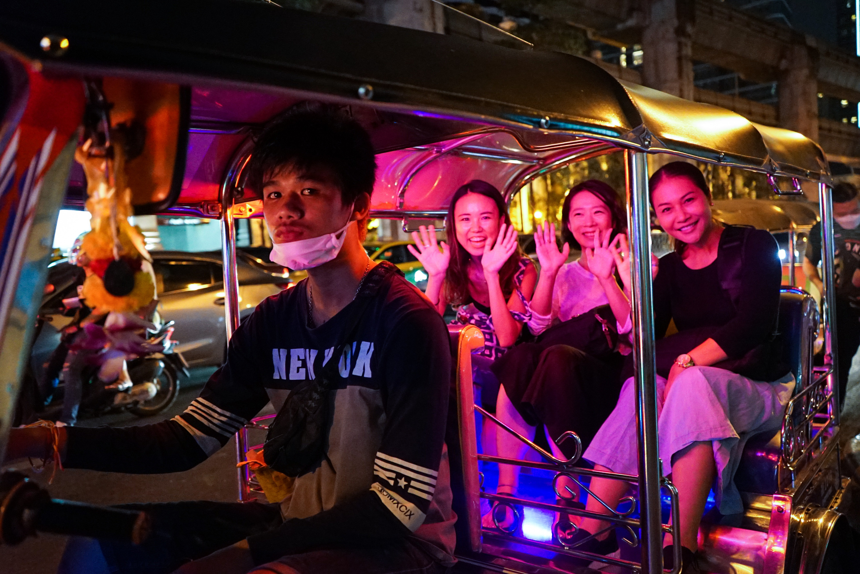 Bangkok Tuk Tuk Night Tour with food & drinks in Siam & Silom