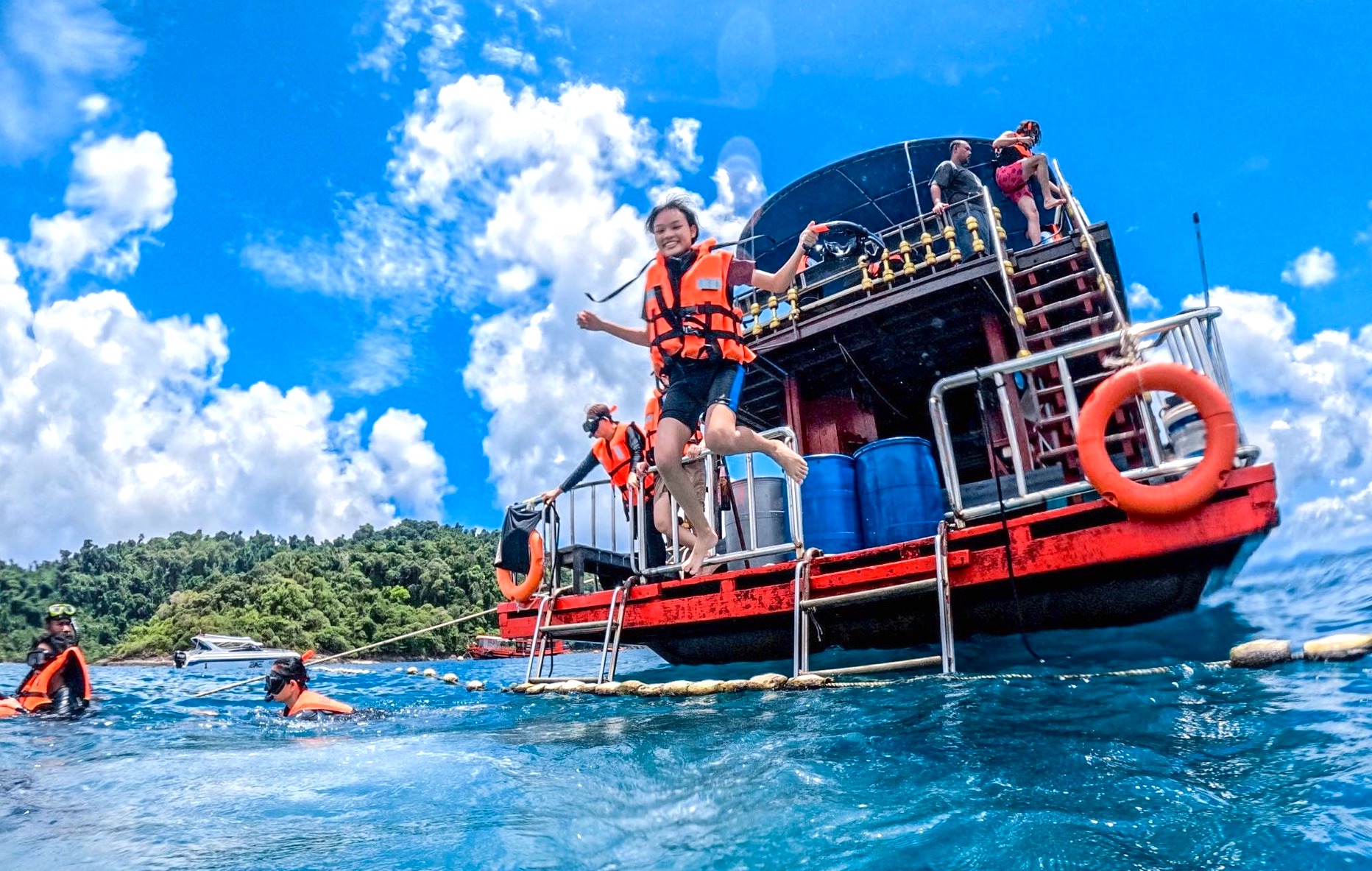 Koh Chang: 3/4 Islands Snorkel & Beach Tour by Big Boat with Lunch