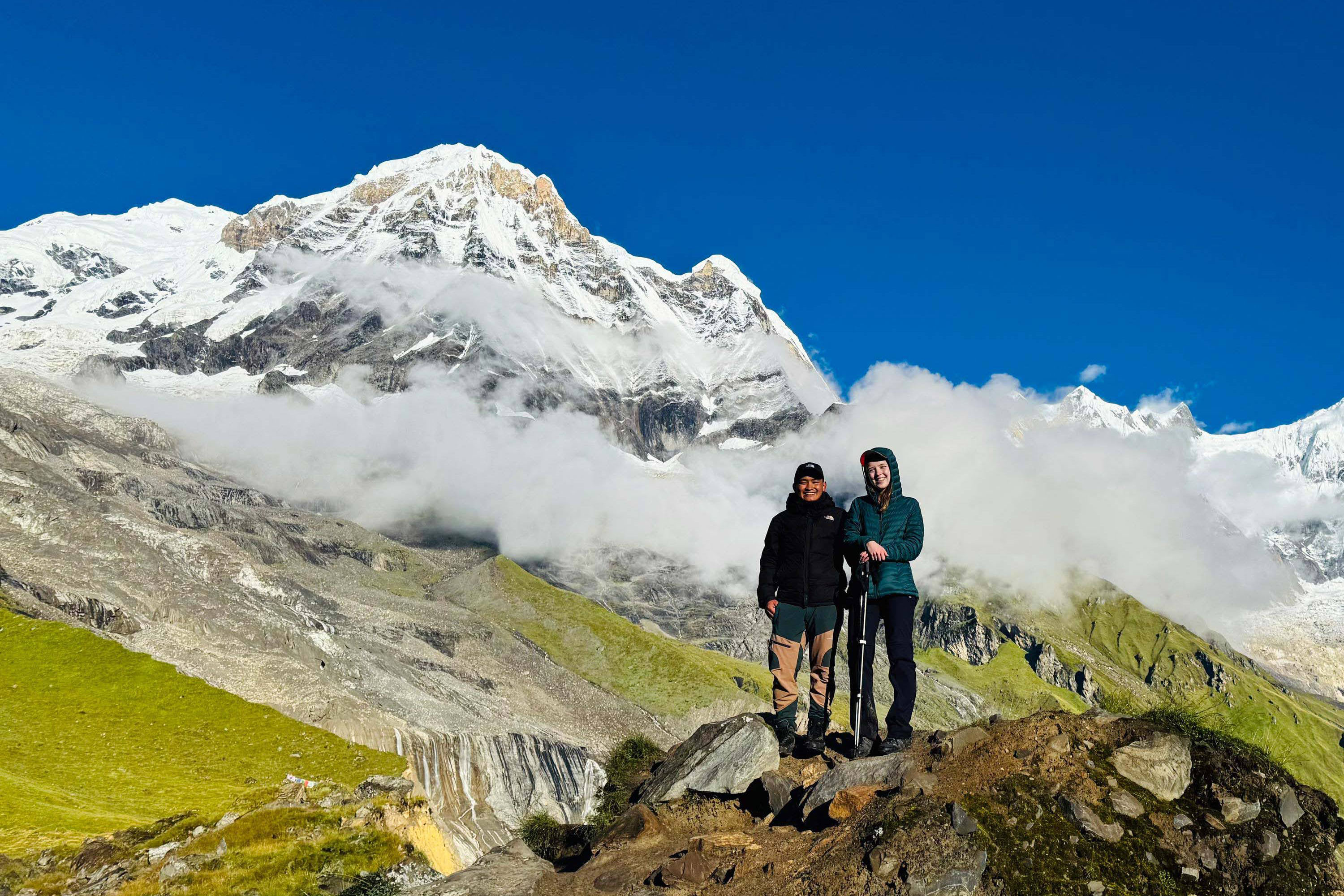 旅客們在安娜普納基地營 (ABC – 4,130 公尺) 盡情欣賞令人屏息的壯麗景色。