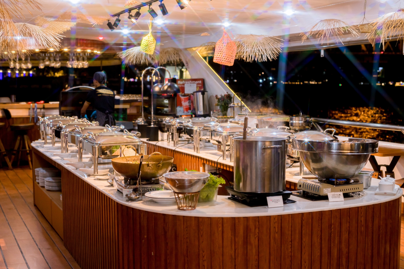 30多道菜餚經過精心烹製,注重風味。新鮮的海鮮、蝦和鮭魚也供應充足。 30多道菜餚經過精心烹製,注重風味。新鮮的海鮮、蝦和鮭魚也供應充足。