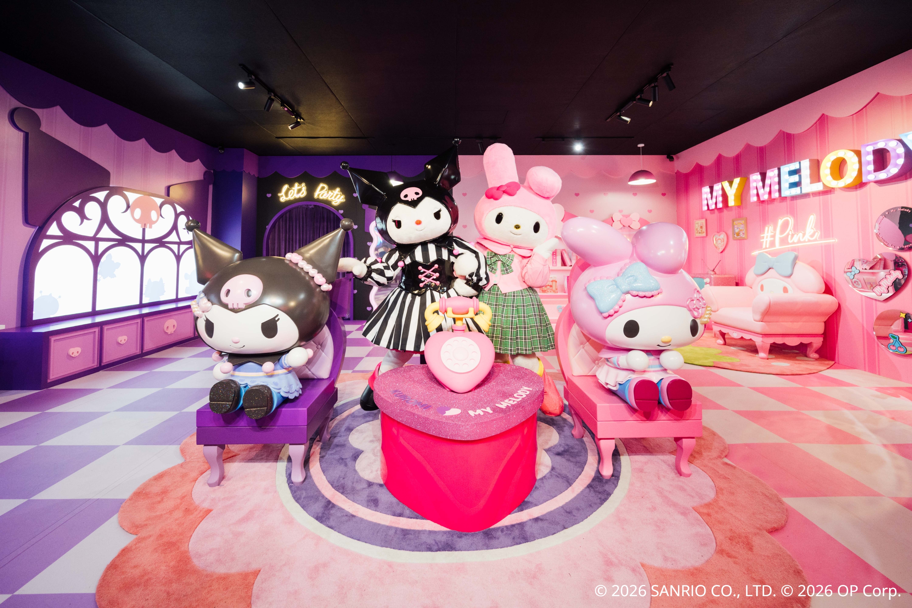 一秒走進充滿 Y2K 風格的幻彩世界,由粉色和紫色主題的梳妝枱、復古電視機到可愛的角色造型梳化,處處都是打卡一流的驚喜彩蛋 一秒走進充滿 Y2K 風格的幻彩世界,由粉色和紫色主題的梳妝枱、復古電視機到可愛的角色造型梳化,處處都是打卡一流的驚喜彩蛋