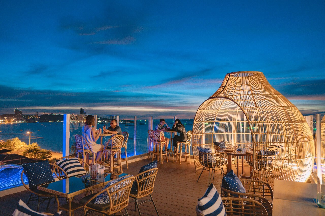 芭達雅 Virgin 屋頂酒吧，坐擁全景海灘美景