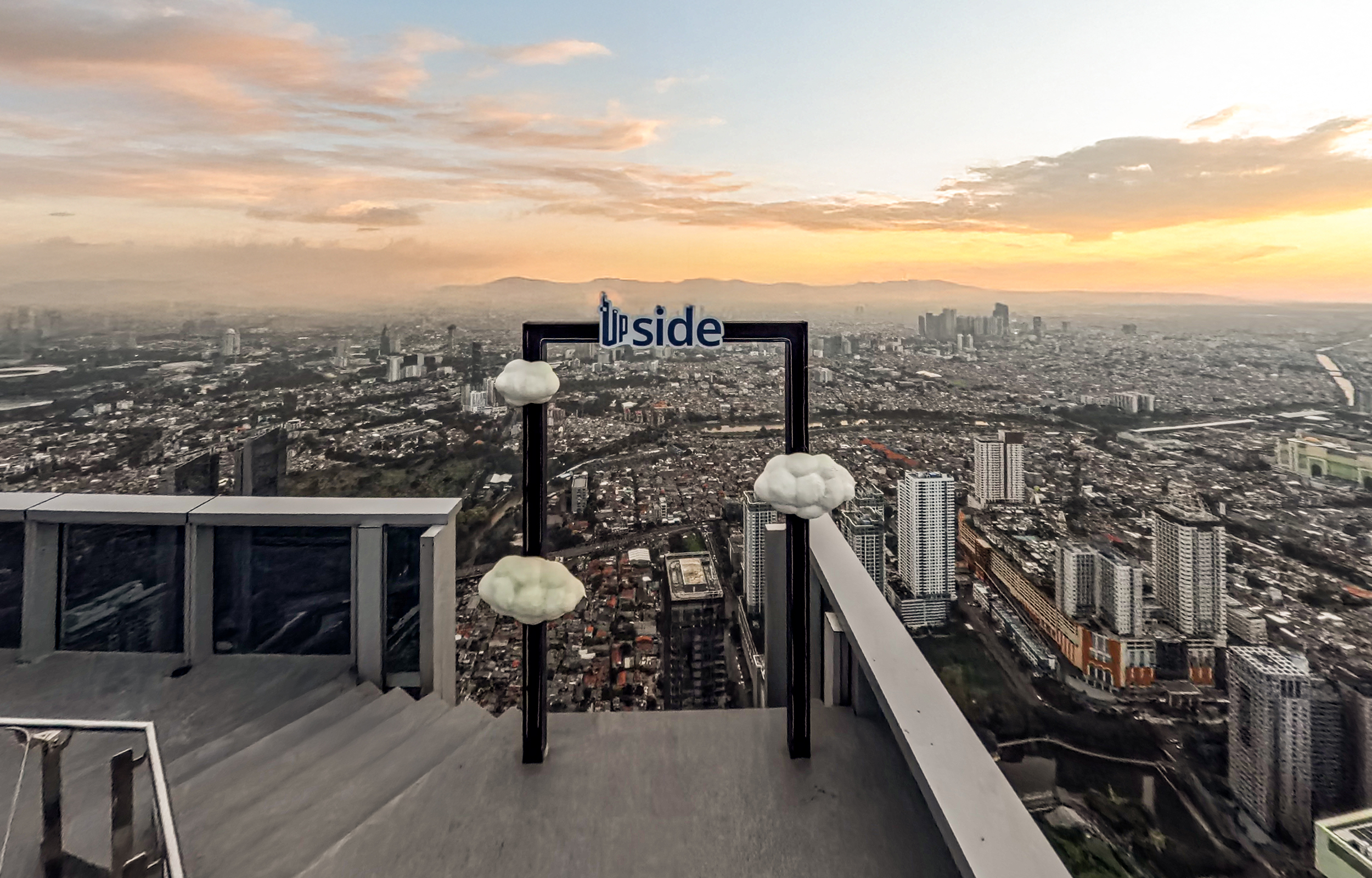 UPside — 漫步於城市高空建築的邊緣,四周環繞著令人驚歎的景色 UPside — 漫步於城市高空建築的邊緣,四周環繞著令人驚歎的景色