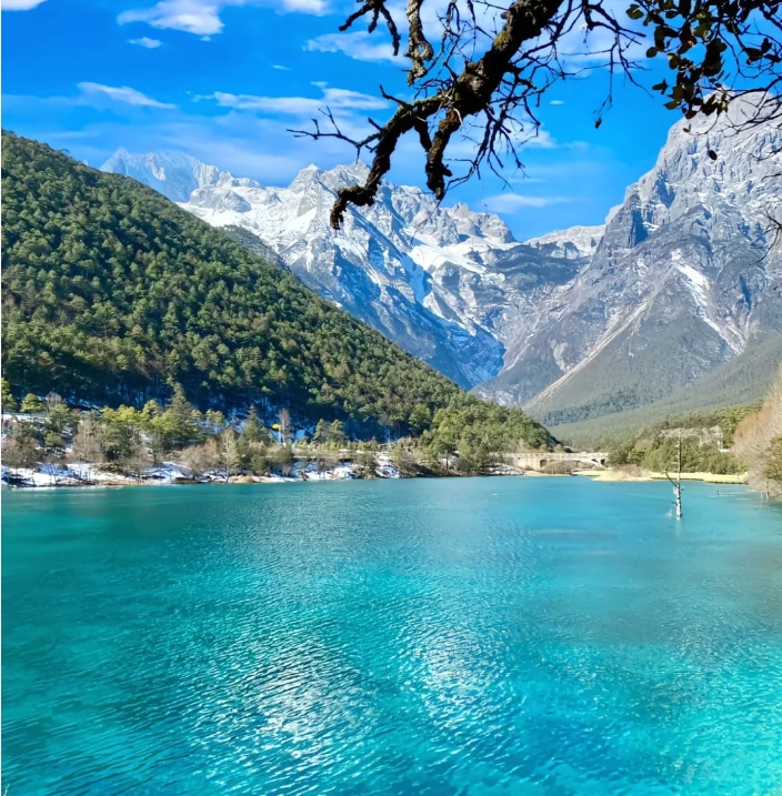 藍月谷是雪山冰川消融後彙集在這裡的一滴藍眼淚，它因湖水湛藍，山谷呈月牙狀而得名“藍月谷”，也是英國作家詹姆斯·希爾頓筆下《消失的地平線》中藍月亮山谷的原型，漫步在藍月谷景區，去做一個關於藍色的夢吧，去看大自然的山水畫卷吧.