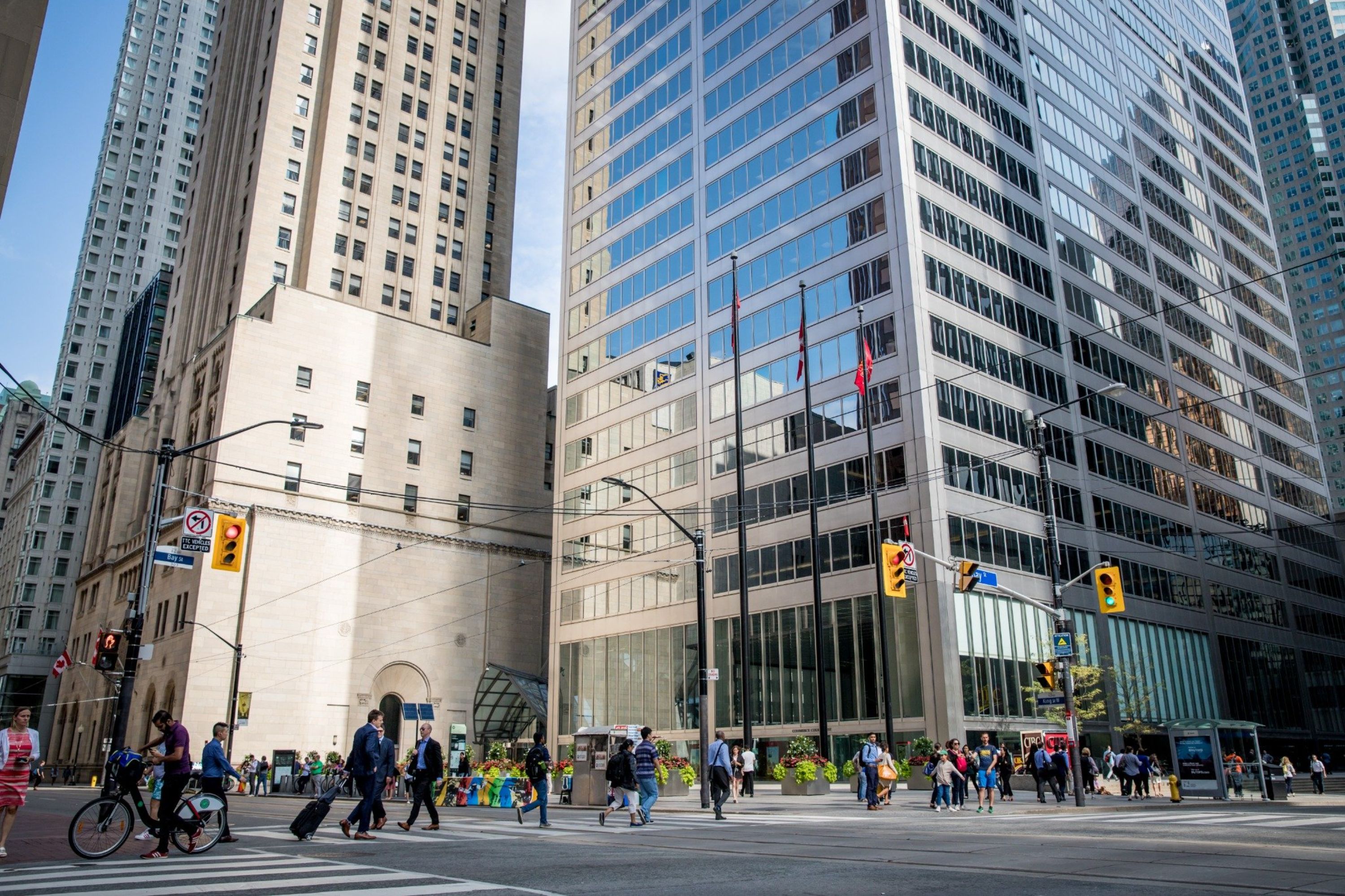 灣街 (Bay Street) 閃閃發光的摩天大樓，勾勒出多倫多 (Toronto) 繁華金融區的天際線