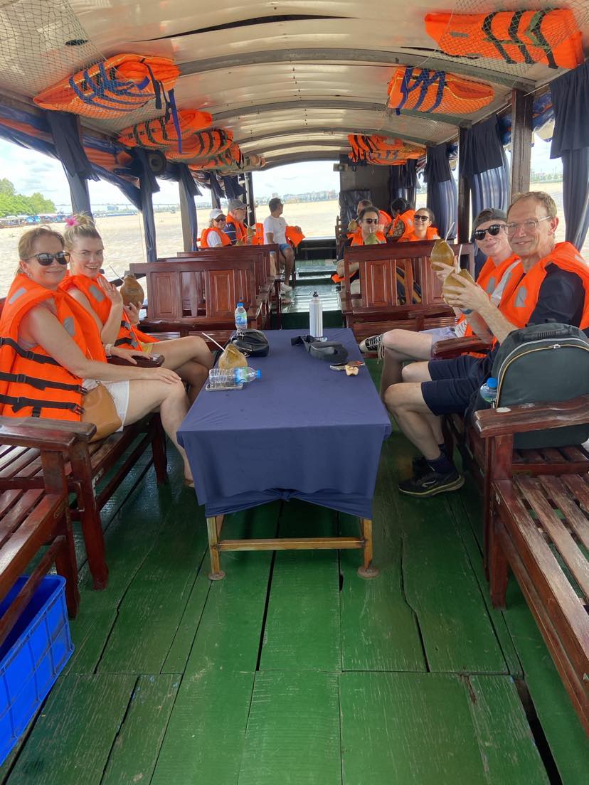 Mekong Delta VIP Tour with Limousine Transfer & Sampan Journey