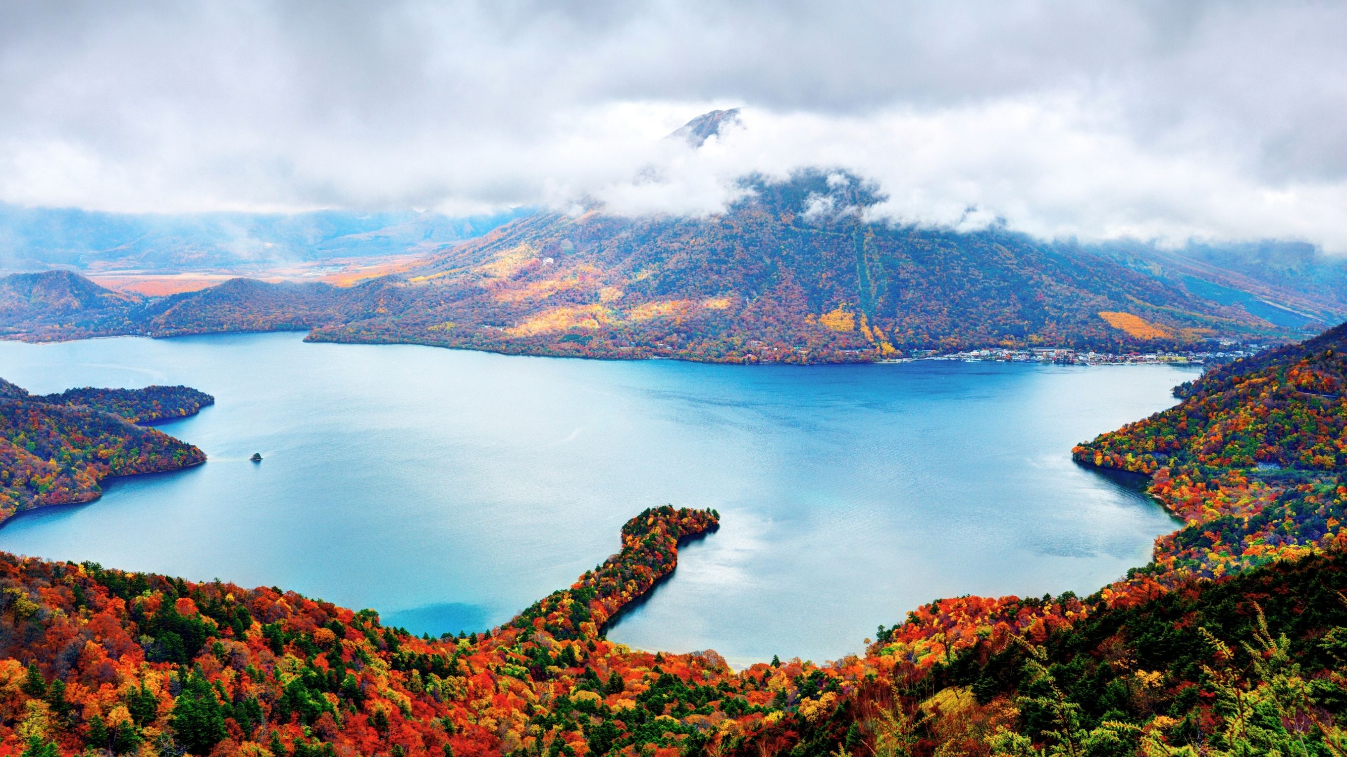 由遠古火山運動形成的Lake Chūzenji靜靜地坐落在男體山腳下，倒映出迷人的景色，讓您遠離城市的喧囂。