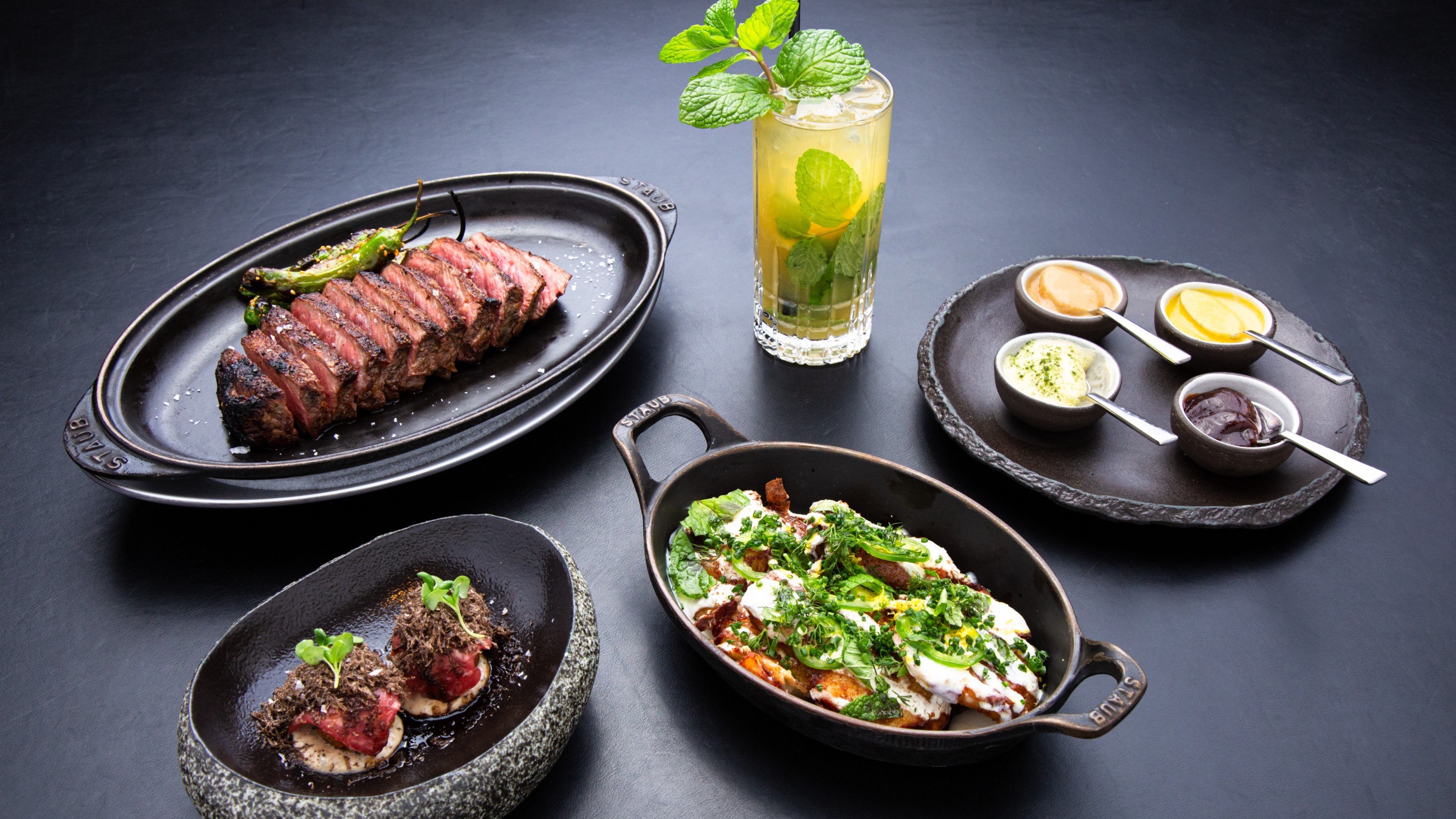 在「美味小吃與霓虹燈光美食之旅」中，於多個站點品嚐各式各樣的佳餚。