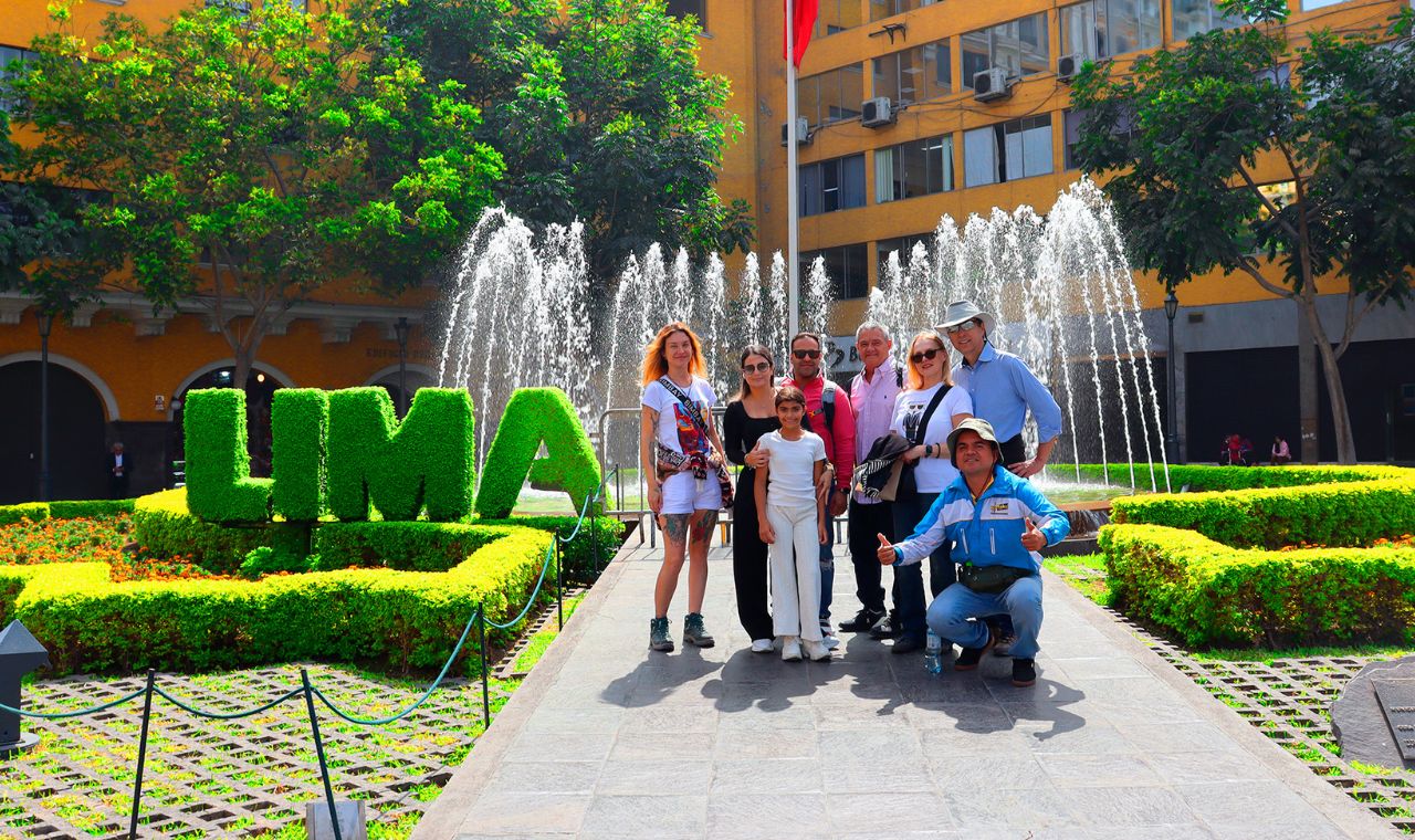 探索色彩繽紛的 LIMAnletters 和噴泉，非常適合拍照，感受熱鬧的城市氛圍。