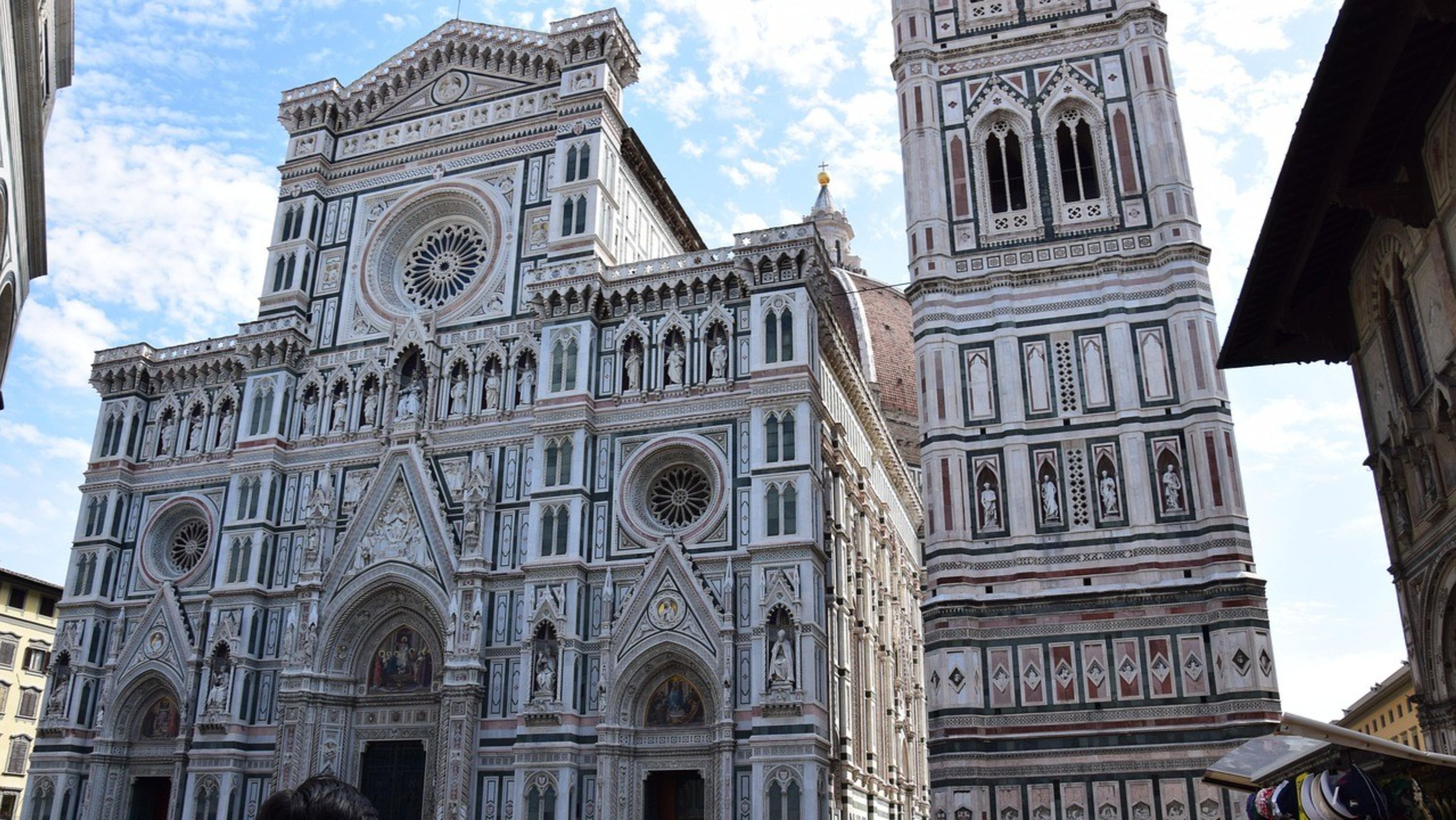 佛羅倫斯大教堂的正面外牆突顯其宏偉的建築風格和標誌性的雙鐘樓
