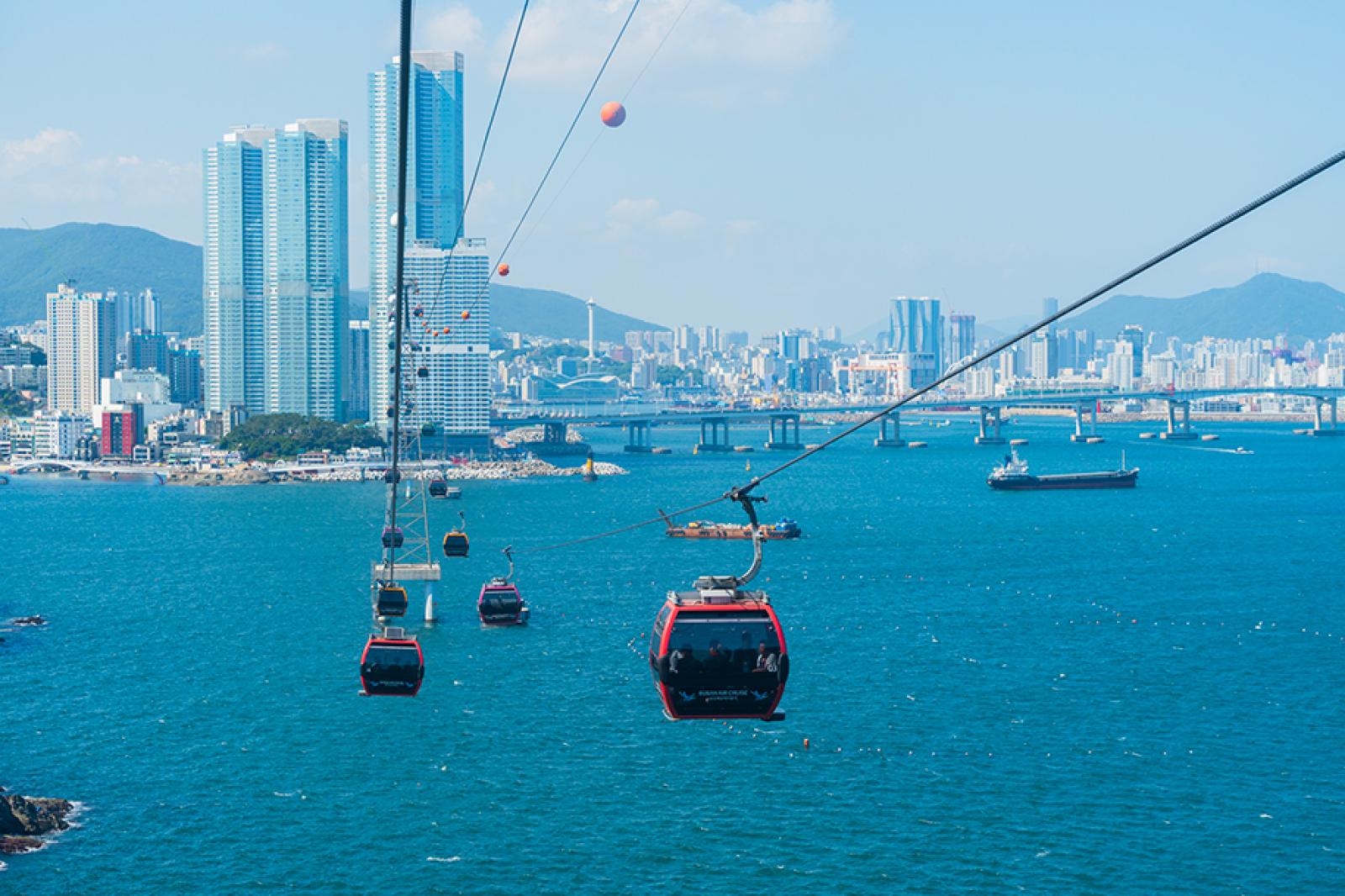 乘坐韓國風景最美的海景纜車之一，欣賞釜山海岸線的全景。