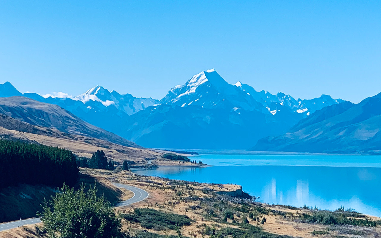 盡情飽覽普卡基湖湛藍湖水的全景風光，背後襯托著壯麗的南阿爾卑斯山脈。