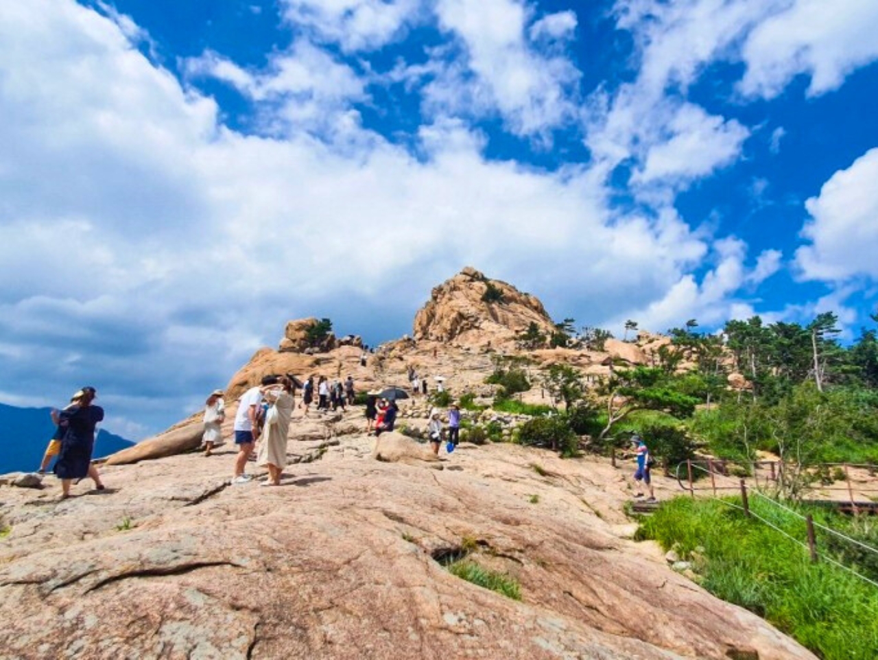 同時滿足您對山海的熱愛 — 飽覽雪嶽山與一望無際的東海全景,盡情放鬆身心。 同時滿足您對山海的熱愛 — 飽覽雪嶽山與一望無際的東海全景,盡情放鬆身心。