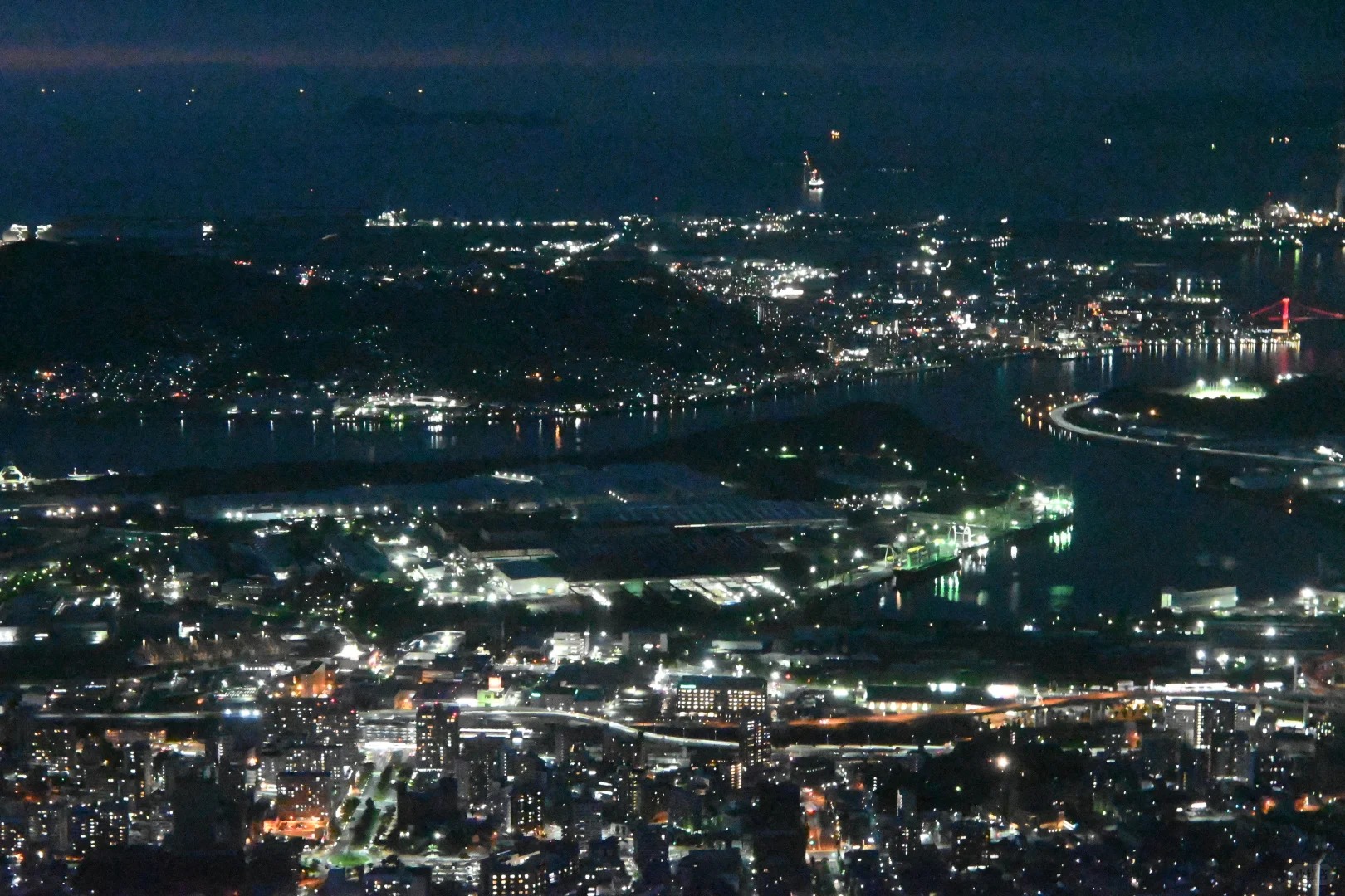 皿倉山夜景傍晚燈光漸亮、天空漸暗的過程特別舒服,站在山頂看整個北九州慢慢亮起來,非常適合放鬆心情。 皿倉山夜景傍晚燈光漸亮、天空漸暗的過程特別舒服,站在山頂看整個北九州慢慢亮起來,非常適合放鬆心情。