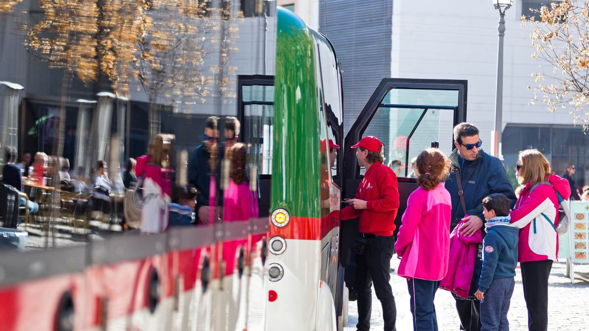 搭乘城市隨上隨下觀光列車，輕鬆往返各景點