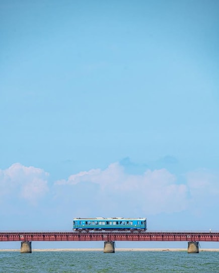 車輛與海的對比非常夢幻，有著千與千尋同款的海上列車美景，是深受歡迎的拍照打卡點。