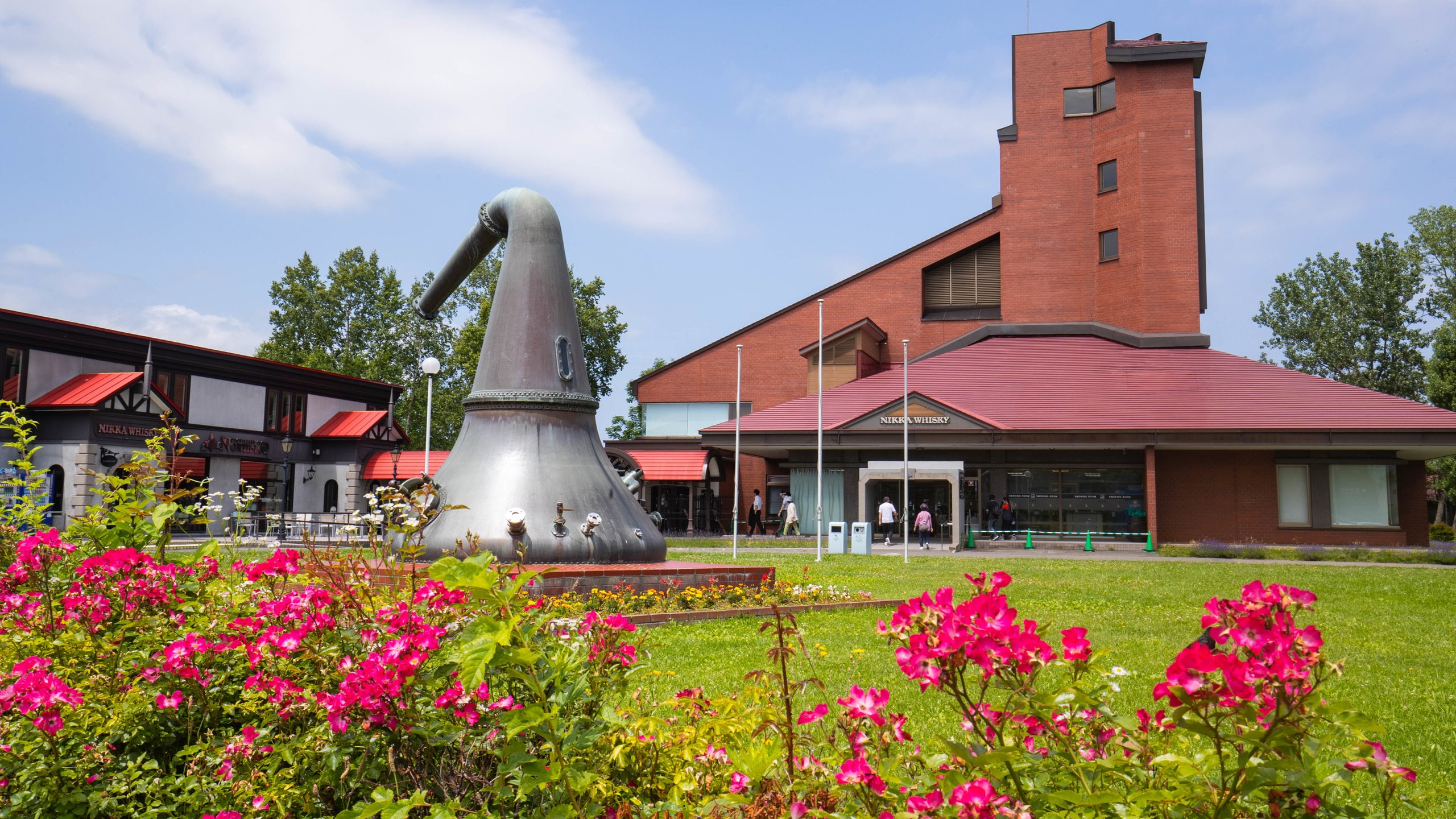 【餘市蒸餾所】※ 9 月 15 日後前往此景點
餘市蒸餾所是全世界唯一仍在採用煤炭直火蒸餾法的酒廠，這種蒸餾法耗費人力難以把握温度，全靠帶剷煤君的高超本領。做出來的威士忌厚重有力，有適度的焦香。餘市的另一大特點是使用俗稱“處女桶”的全新橡木桶熟成。