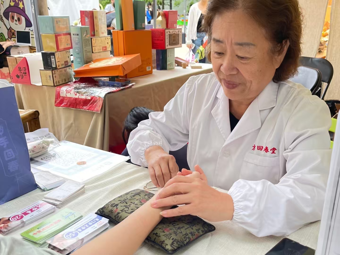 中醫把脈,又稱切診,醫生以食、中、無名指指腹按於患者寸口處,通過浮中沉取力,感知脈象頻率、節律、充盈度等,判斷臟腑氣血狀況。 中醫把脈,又稱切診,醫生以食、中、無名指指腹按於患者寸口處,通過浮中沉取力,感知脈象頻率、節律、充盈度等,判斷臟腑氣血狀況。