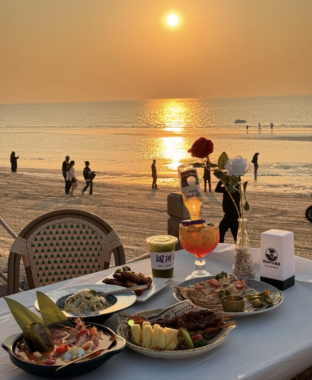 2) Seaside Sunset Dinner: The sunset melts gold, and the sea breeze accompanies the meal. Enjoy a sumptuous dinner filled with seafood and steaks, accompanied by the gentle sounds of the waves. The gift at this moment is not only the delicious food on the