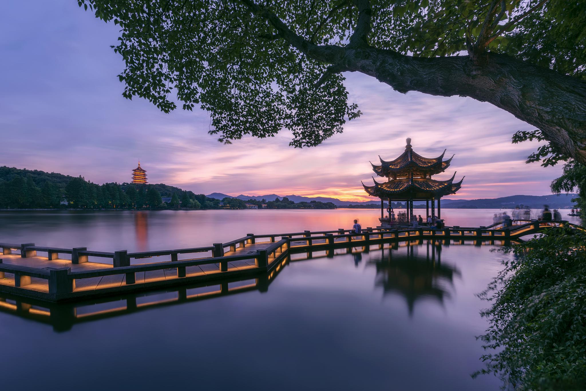 Hangzhou Private Day Tour West Lake Lingyin Temple Feilai Peak Leifeng Pagoda