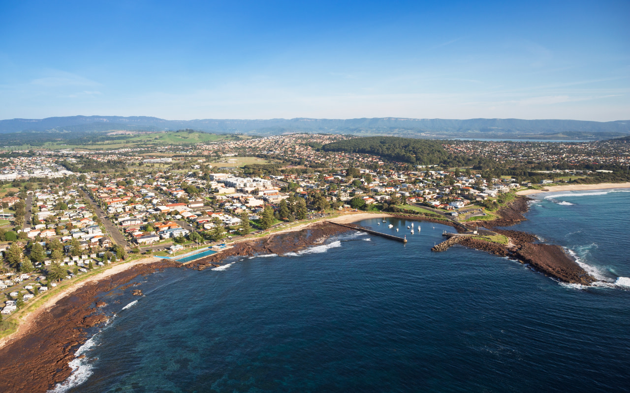 標誌性的海上懸崖橋 (Sea Cliff Bridge) 優雅地蜿蜒於碧綠海水與崎嶇海岸線之上