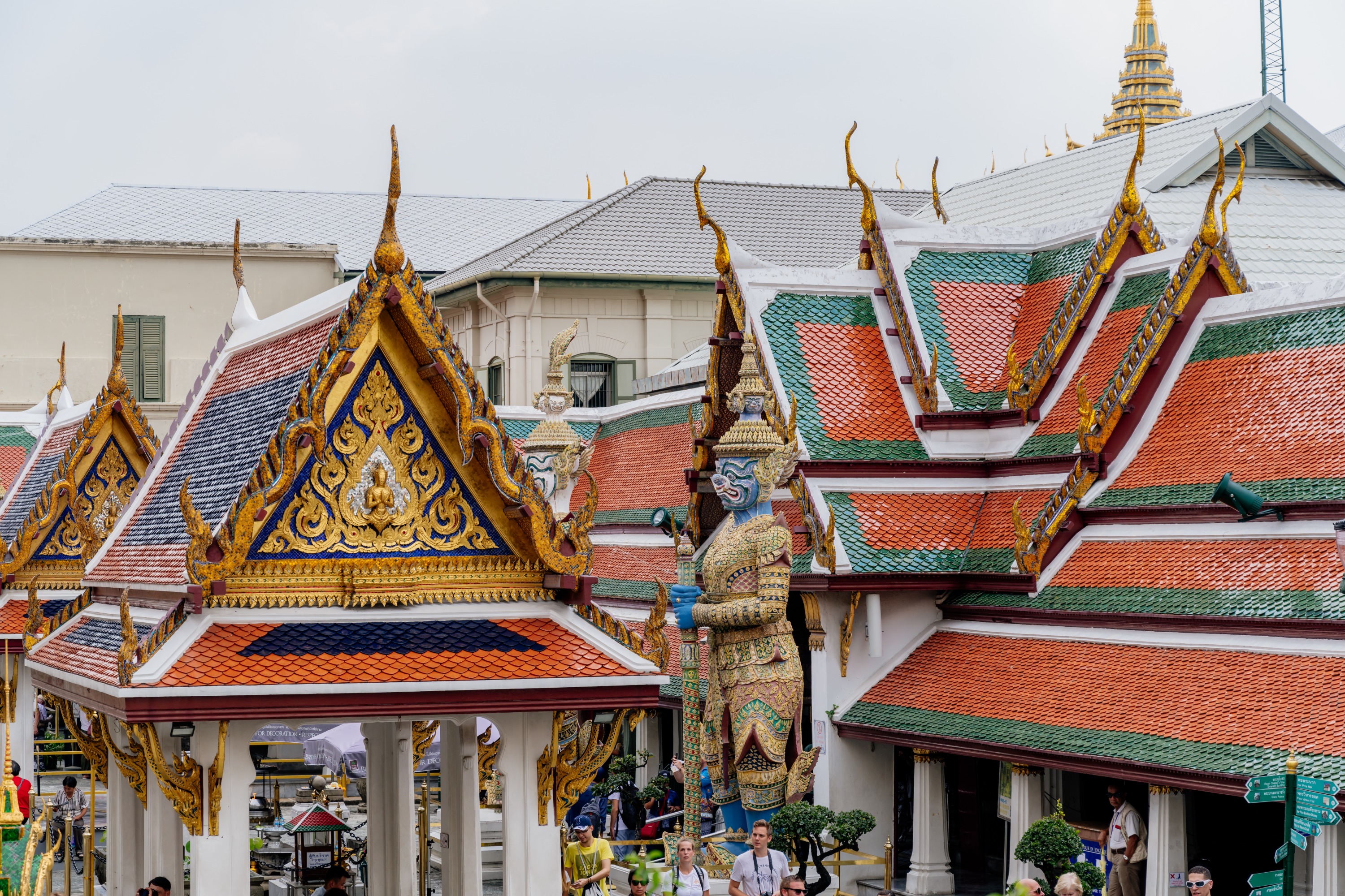 一睹壯觀的泰國大皇宮建築群，佈局錯落，金碧輝煌