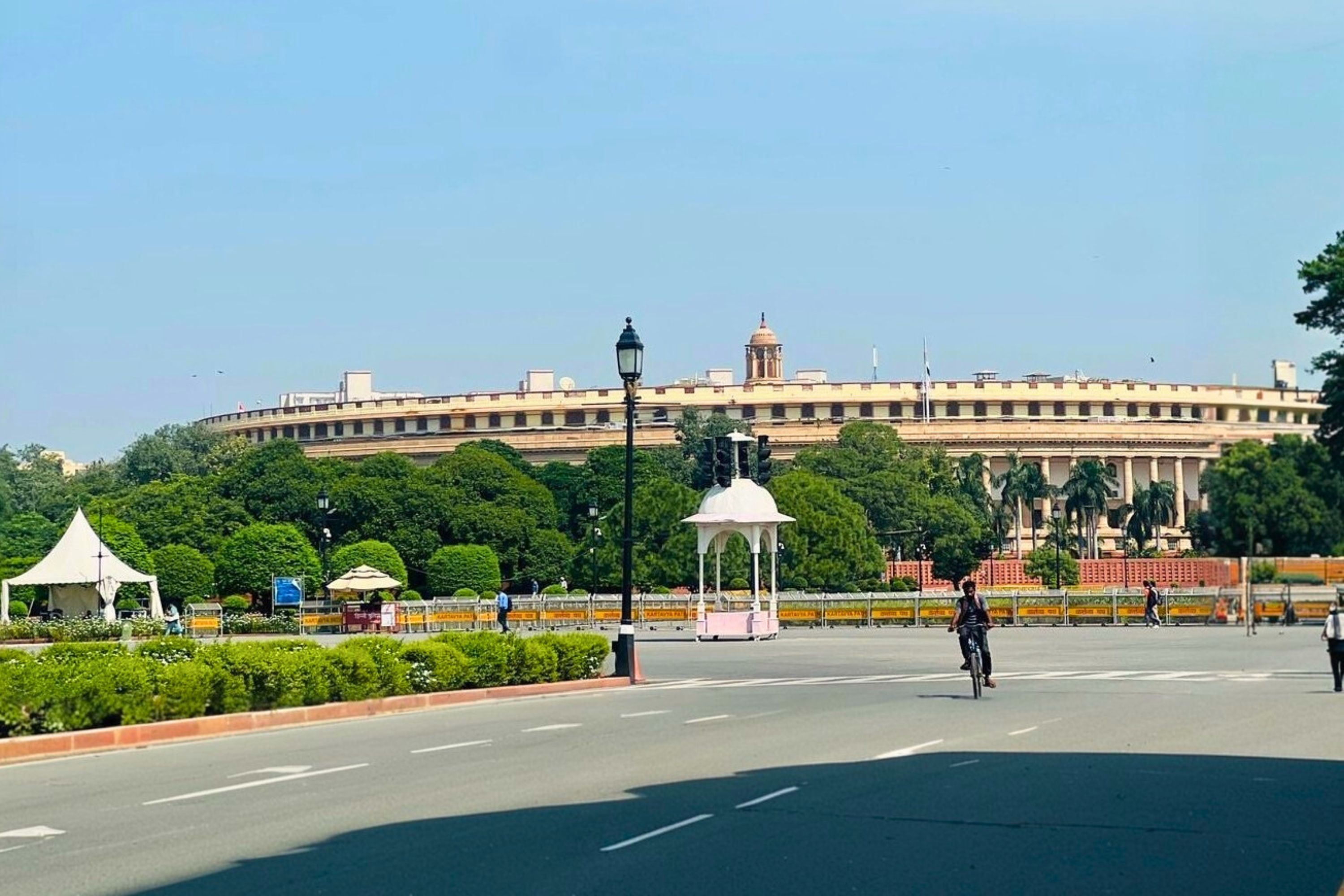 作為印度民主的建築地標，議會大廈體現了權力和治理。其宏偉的結構和歷史意義象徵著國家的政治遺產和團結。