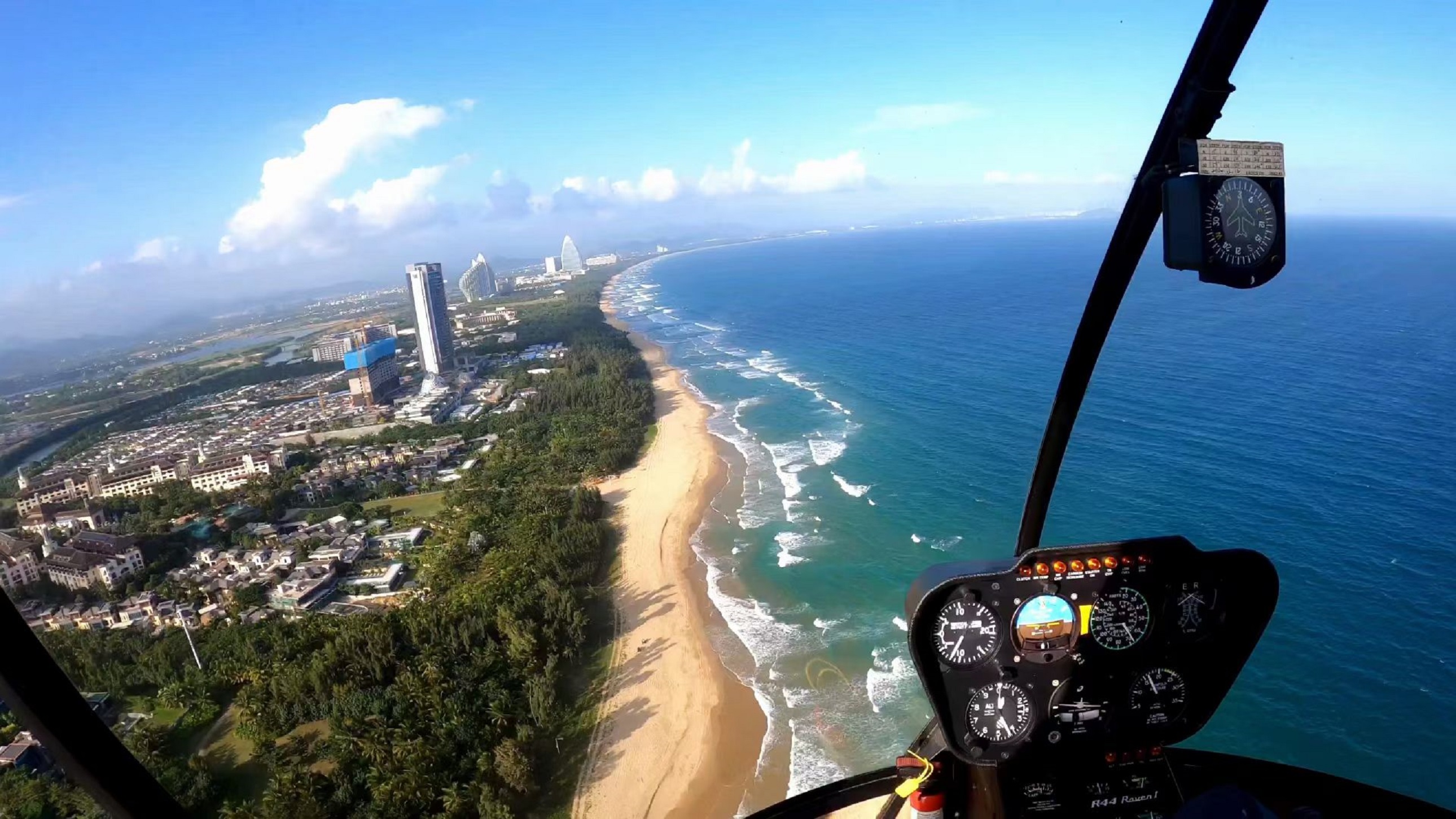 浪濤推著白邊兒拍向灘塗，風從舷窗鑽進來裹著鹹溼氣息，連呼吸都沾著 “把山海踩在腳下” 的暢快
