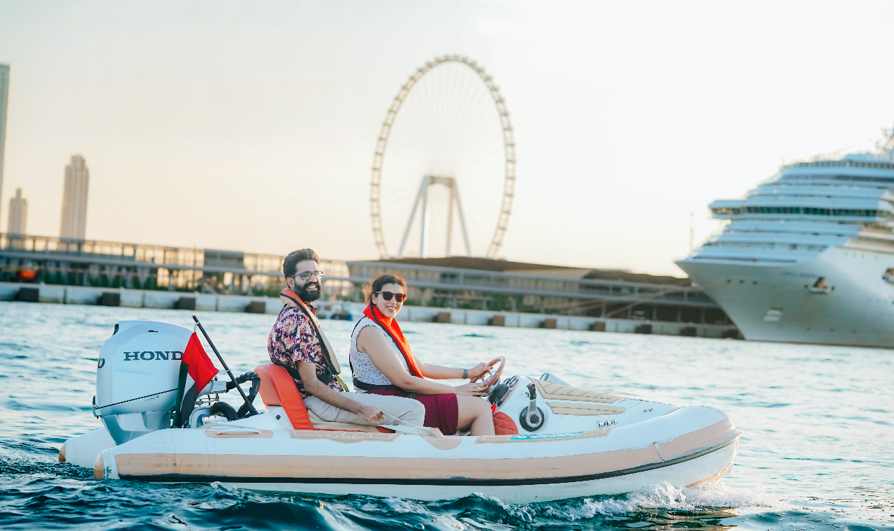 駕駛您的專屬遊船,徜徉在波光粼粼的城市水域中,創造難忘回憶 駕駛您的專屬遊船,徜徉在波光粼粼的城市水域中,創造難忘回憶