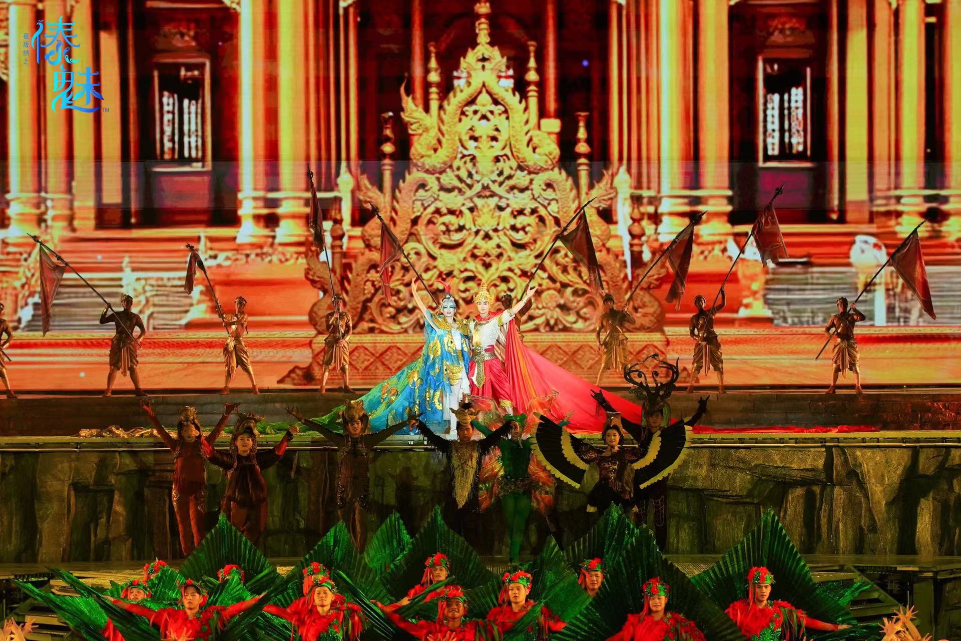 舞臺上演員們擺出造型,背景是金碧輝煌的宮殿式場景,給人莊重、華麗之感 舞臺上演員們擺出造型,背景是金碧輝煌的宮殿式場景,給人莊重、華麗之感