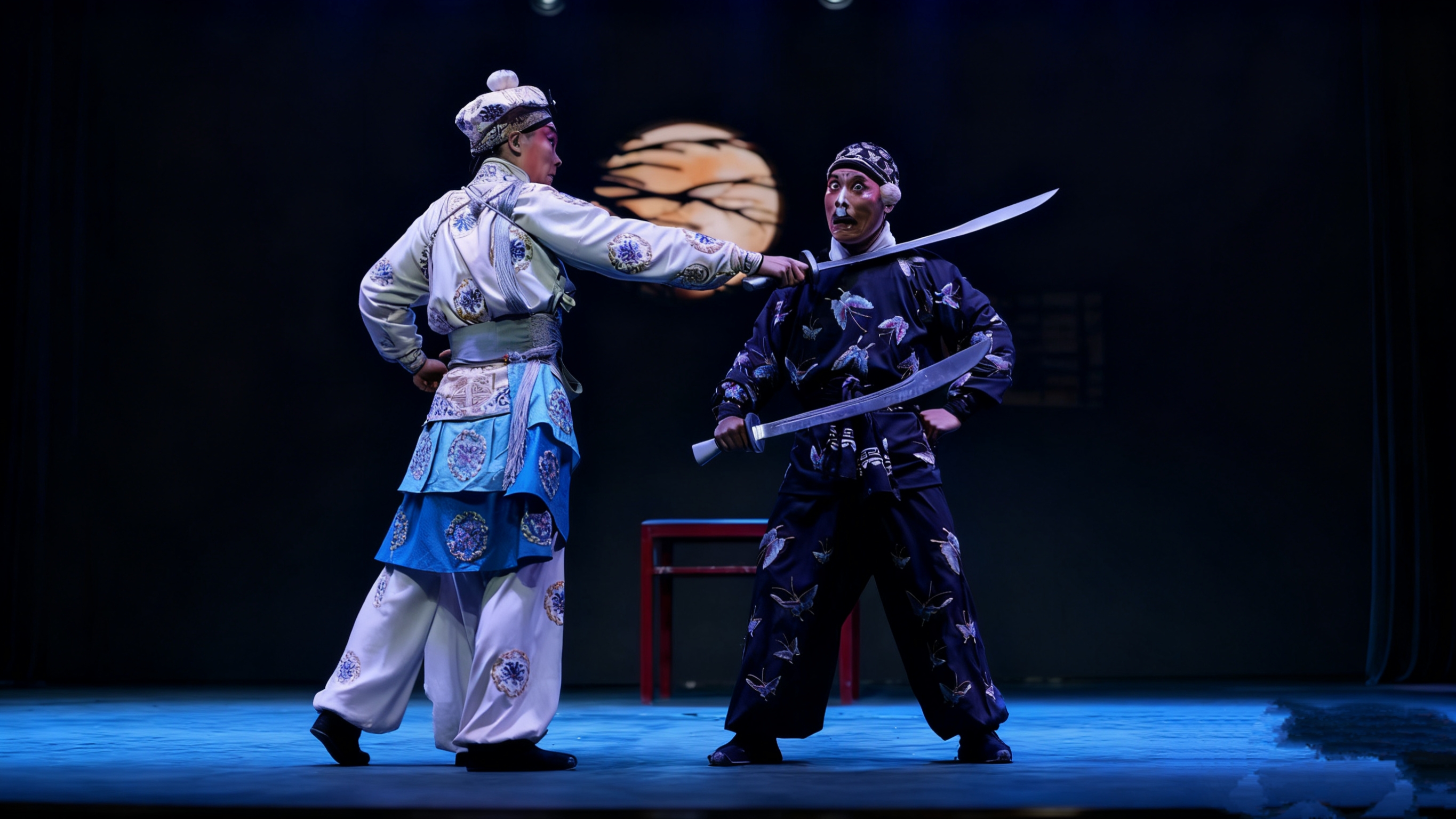 左側演員身著白藍相間的戲服,手持長劍,姿態矯健;右側演員則穿著繡蝴蝶紋樣的戲服,手持彎刀,神情緊張。營造出夜晚的緊張氛圍,將現場觀眾帶入了一場驚心動魄的江湖對決 左側演員身著白藍相間的戲服,手持長劍,姿態矯健;右側演員則穿著繡蝴蝶紋樣的戲服,手持彎刀,神情緊張。營造出夜晚的緊張氛圍,將現場觀眾帶入了一場驚心動魄的江湖對決