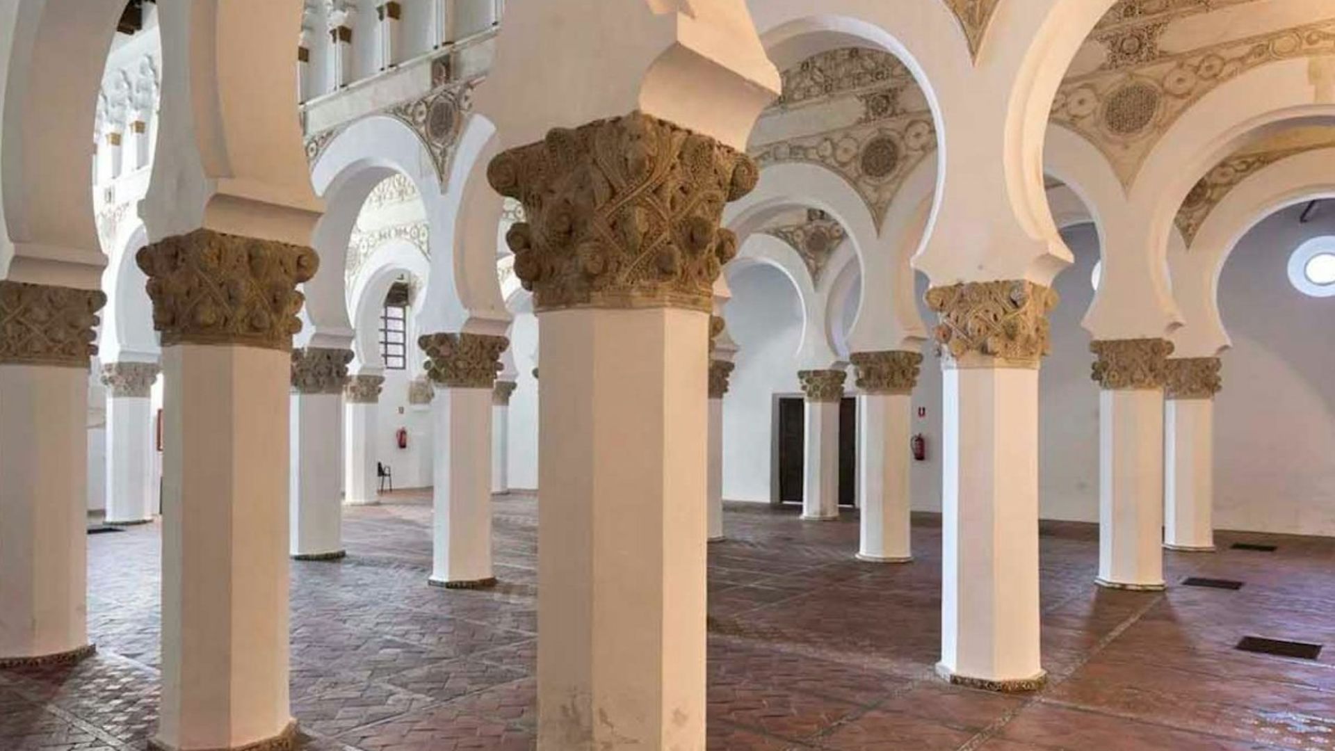 讚嘆聖瑪利亞拉布蘭卡猶太教堂 (Sinagoga de Santa Maria La Blanca) 精雕細琢的細節 讚嘆聖瑪利亞拉布蘭卡猶太教堂 (Sinagoga de Santa Maria La Blanca) 精雕細琢的細節