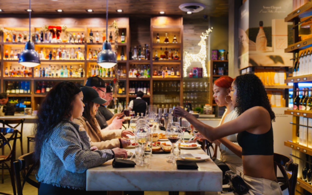 行程中，不妨在當地特色餐廳稍作休息，享用美味餐點。