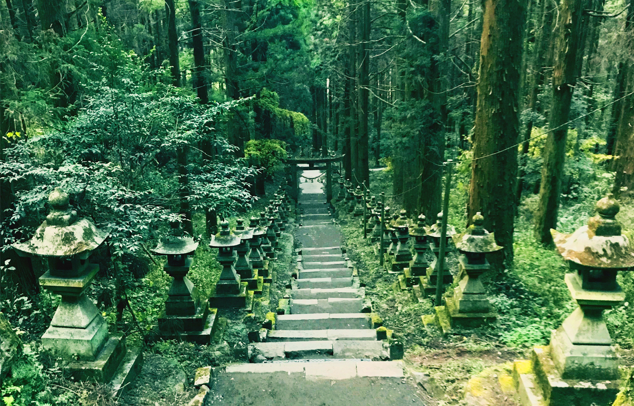 上色見熊野座神社：位於熊本縣阿蘇，沿著近 100 只燈籠一字排開的參拜道路一步步攀登，彷彿進入了另一個幻想奇異的世界